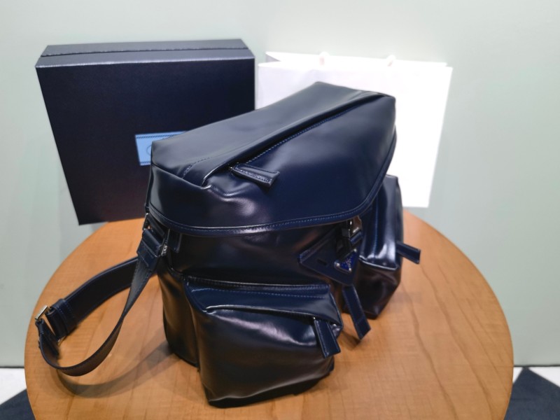 Сумка Prada из оiled leather
