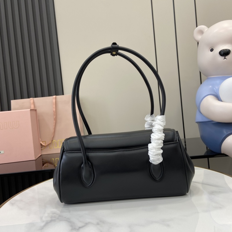 Черная сумка Miu Miu с золотой фурнитурой