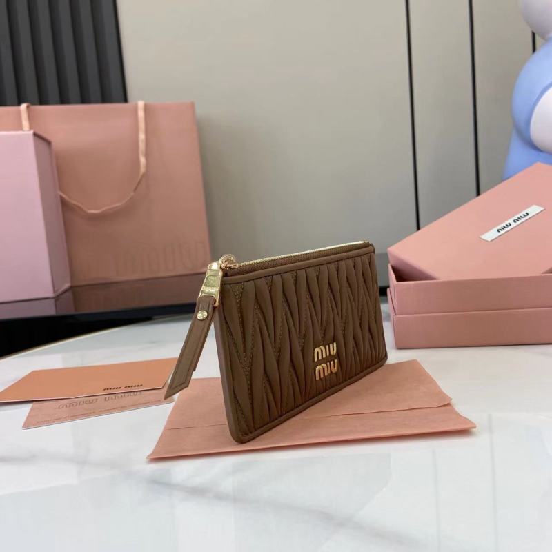 Портмоне Miu Miu с молнией и стеганым дизайном