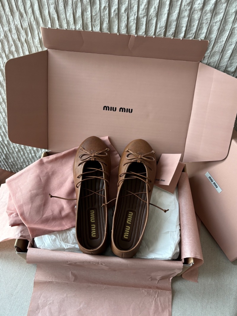 Женские балетки Miu Miu коричневые с бантом