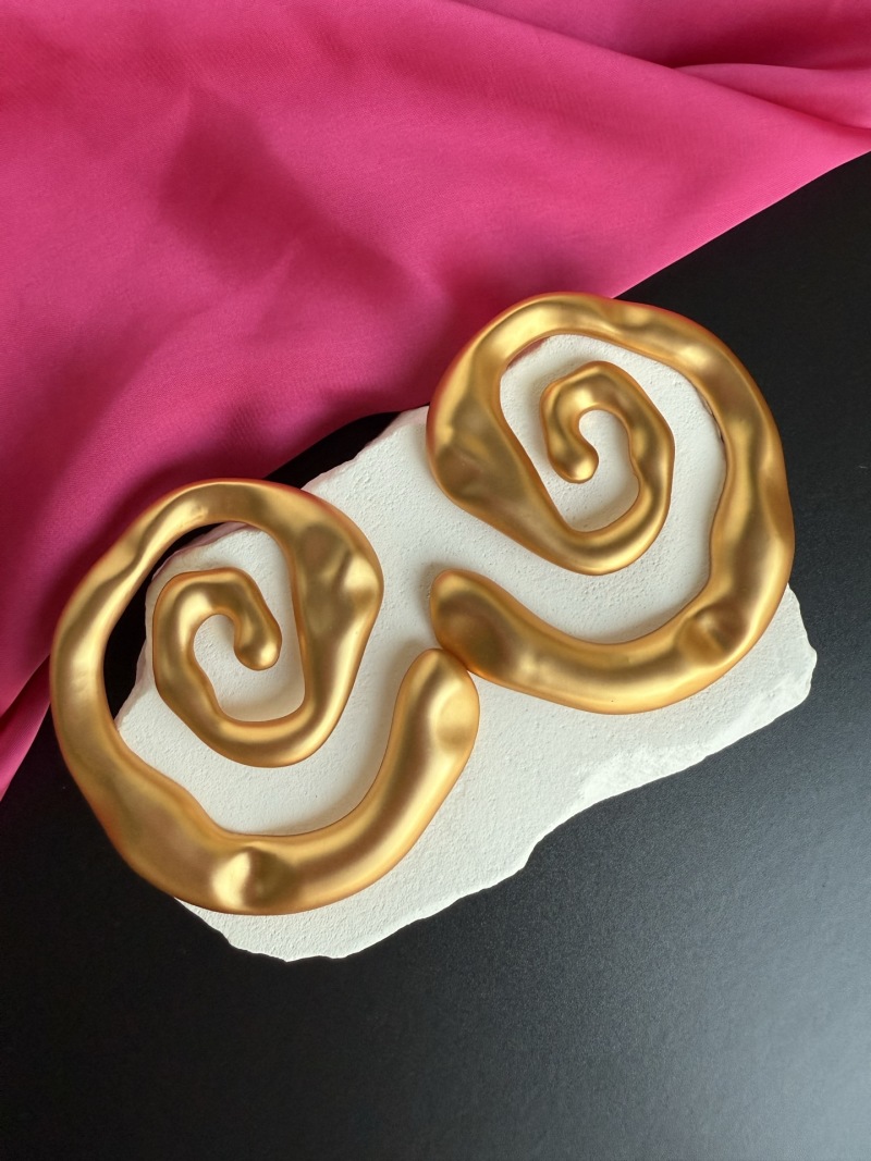 Золотистые серьги в виде спиралей Schiaparelli