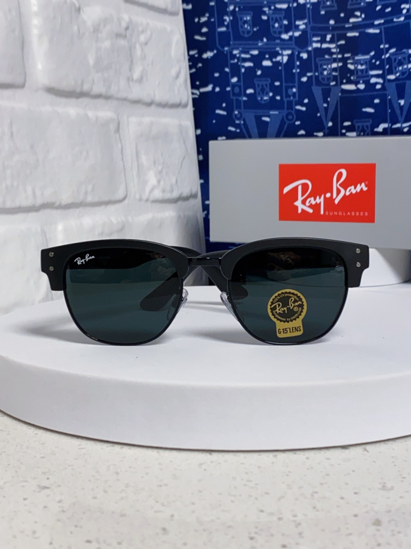 Солнцезащитные очки Ray-Ban в черной оправе