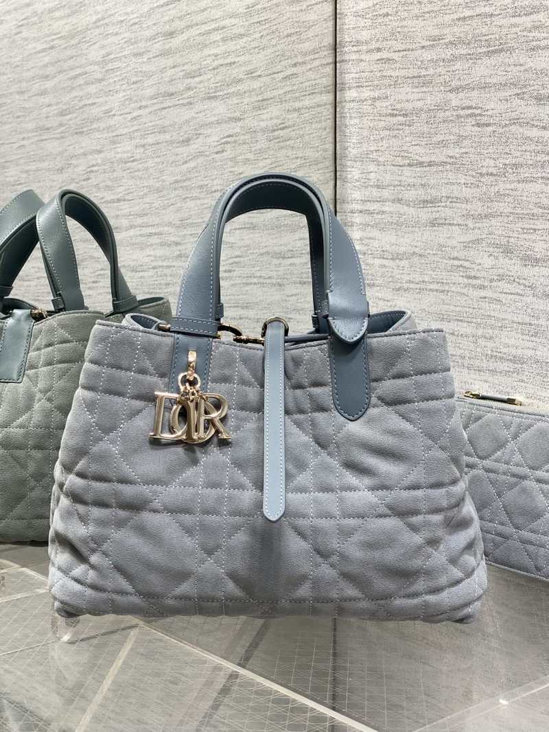 Сумка Dior с кисточкой и логотипом