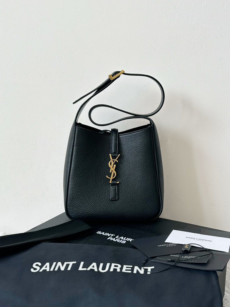 Черная кожаная сумка Saint Laurent YSL Hobo Mini