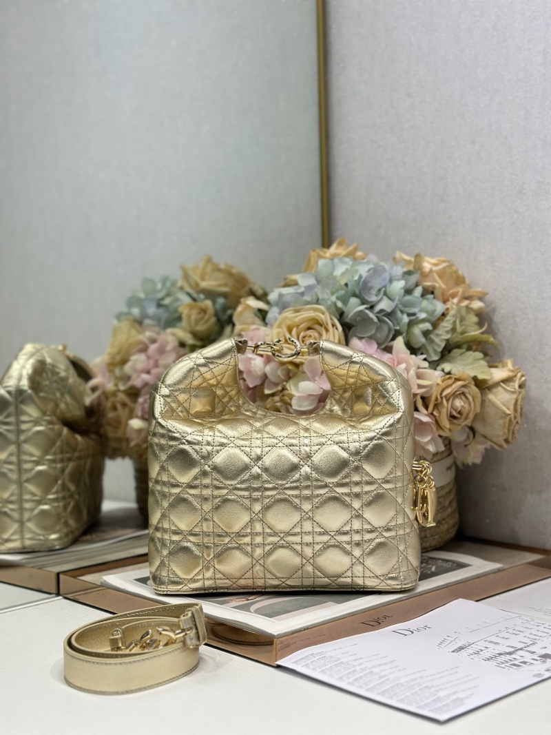Сумка Dior с килтовым тиснением