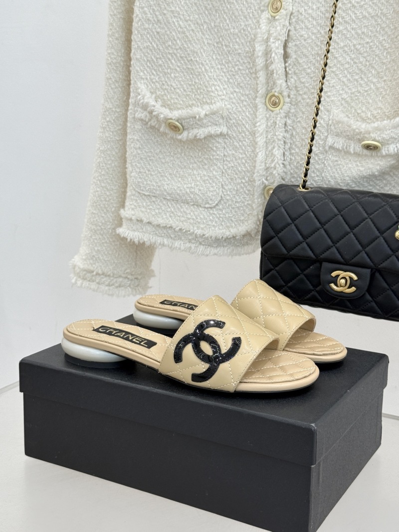 Женские слайды с жемчужным каблуком и логотипом Chanel