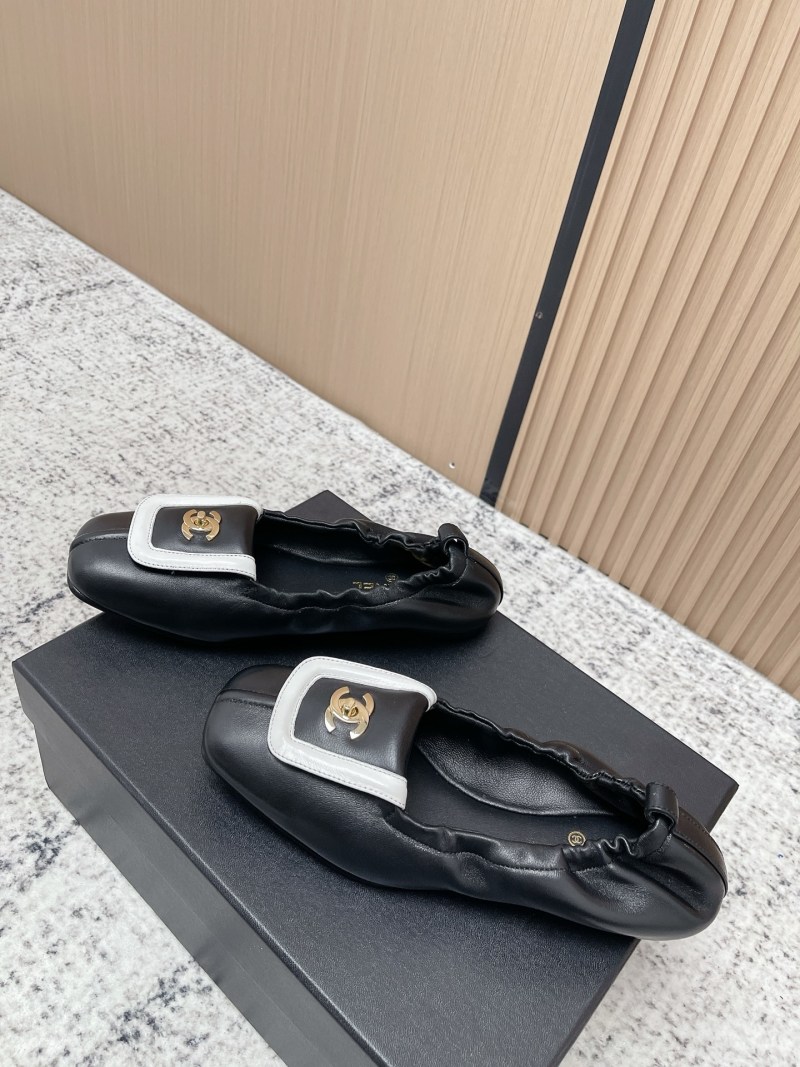 Женские балетки черного цвета с квадратным носком и декоративной пряжкой Chanel