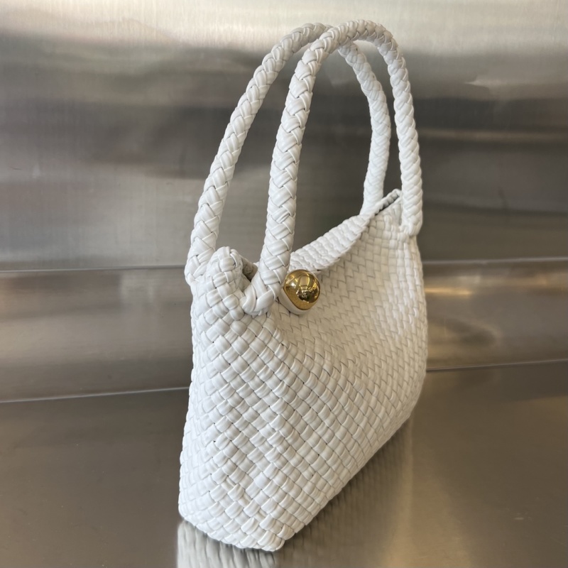Белая плетеная кожаная сумка Bottega Veneta с декоративным шаром