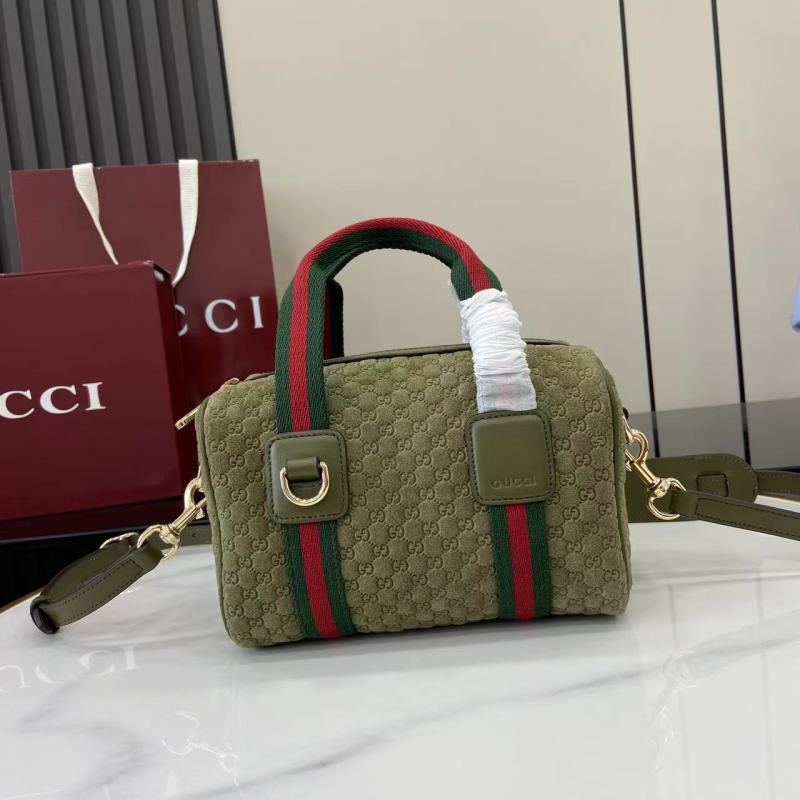 Сумка Gucci с монограммой и красно-зеленой полосой