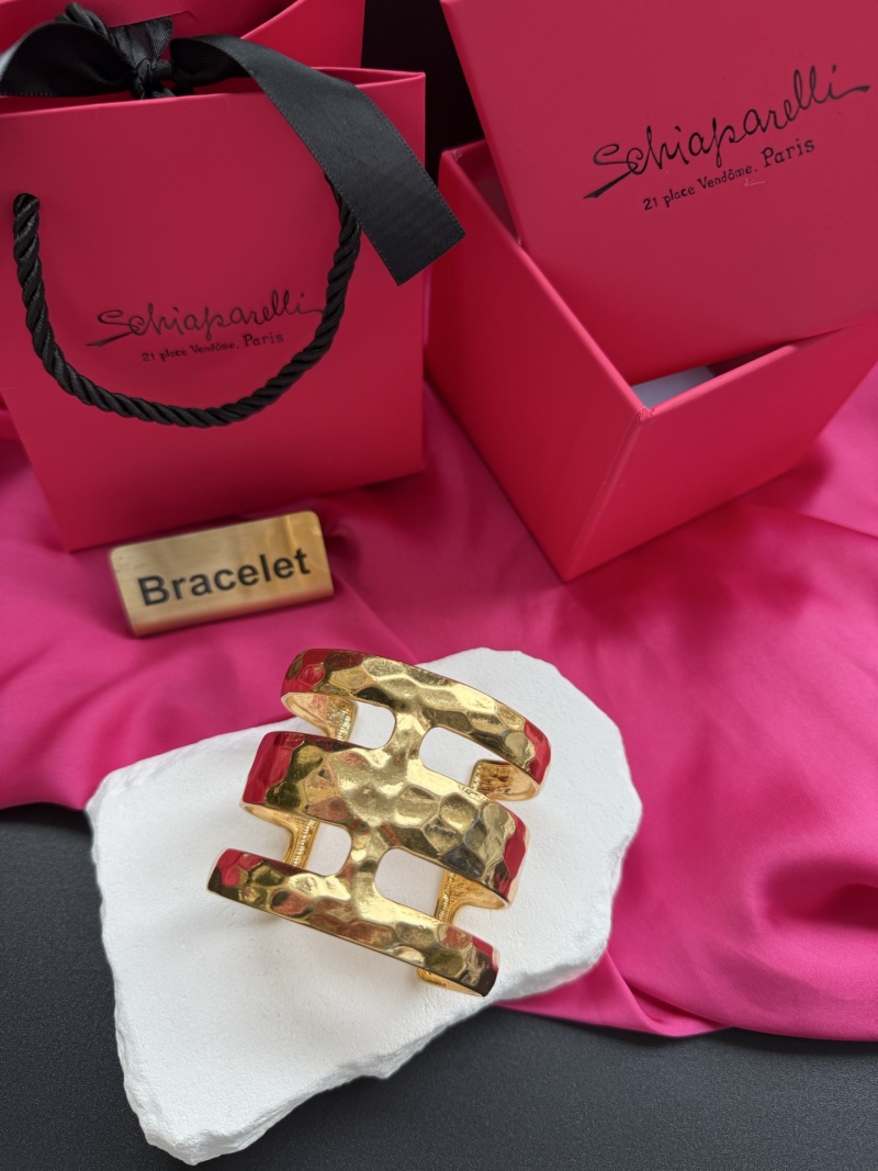 Золотистый браслет с текстурой Schiaparelli