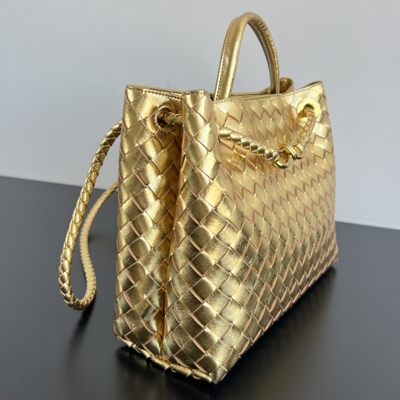 Золотая сумка Bottega Veneta с плетением