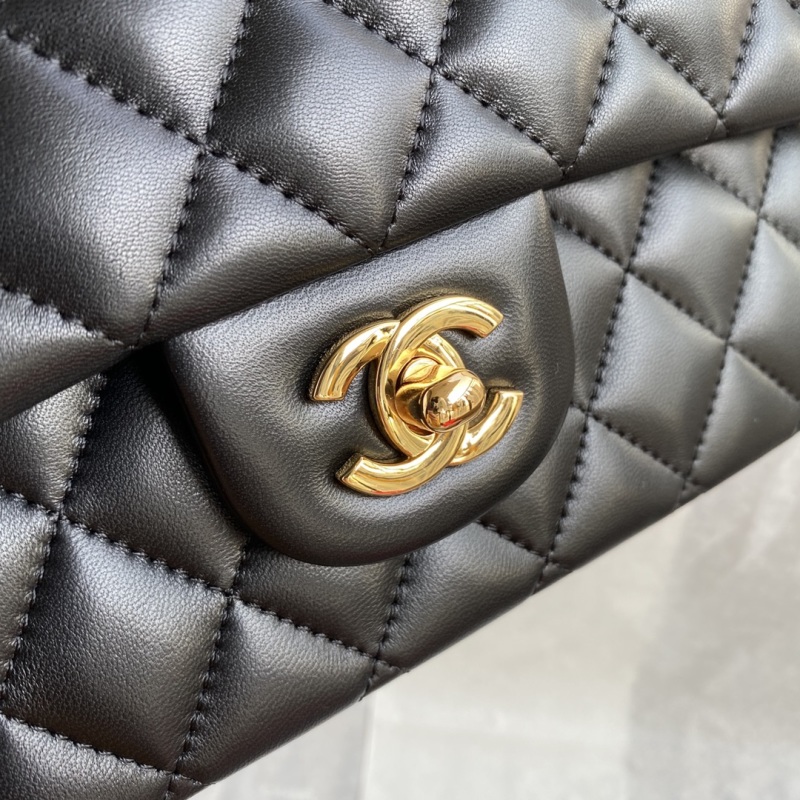 Черная кожаная сумка Chanel с золотой фурнитурой