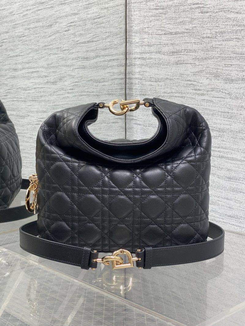 Черная сумка Dior с квилтингом и золотой фурнитуро