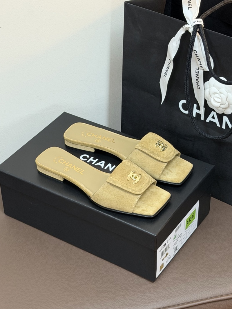 Женские замшевые сабо Chanel с пряжкой и двуглавой эмблемой