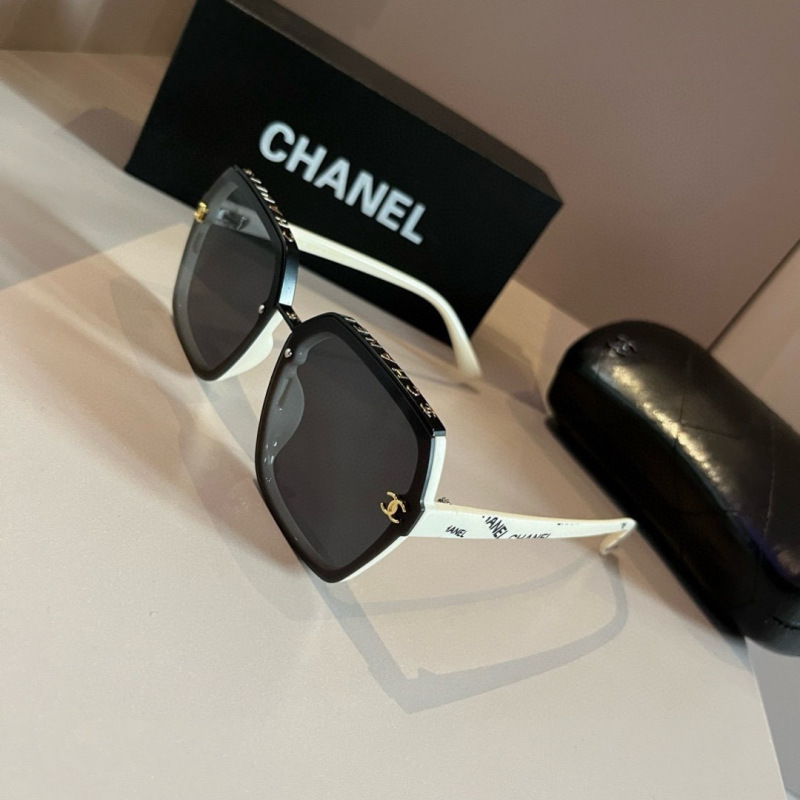 Солнечные очки Chanel белый корпус