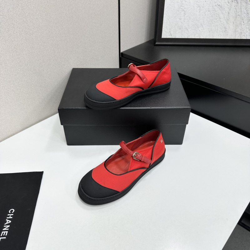 Женские туфли красные на плоской подошве с ремешком и логотипом Gucci