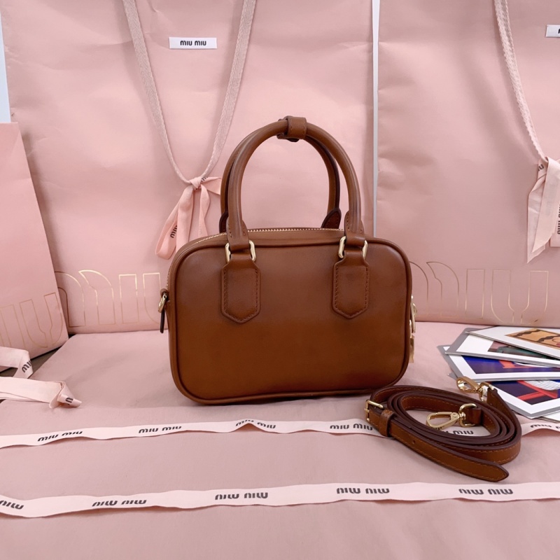 Сумка Miu Miu кожаная коричневая с ручками
