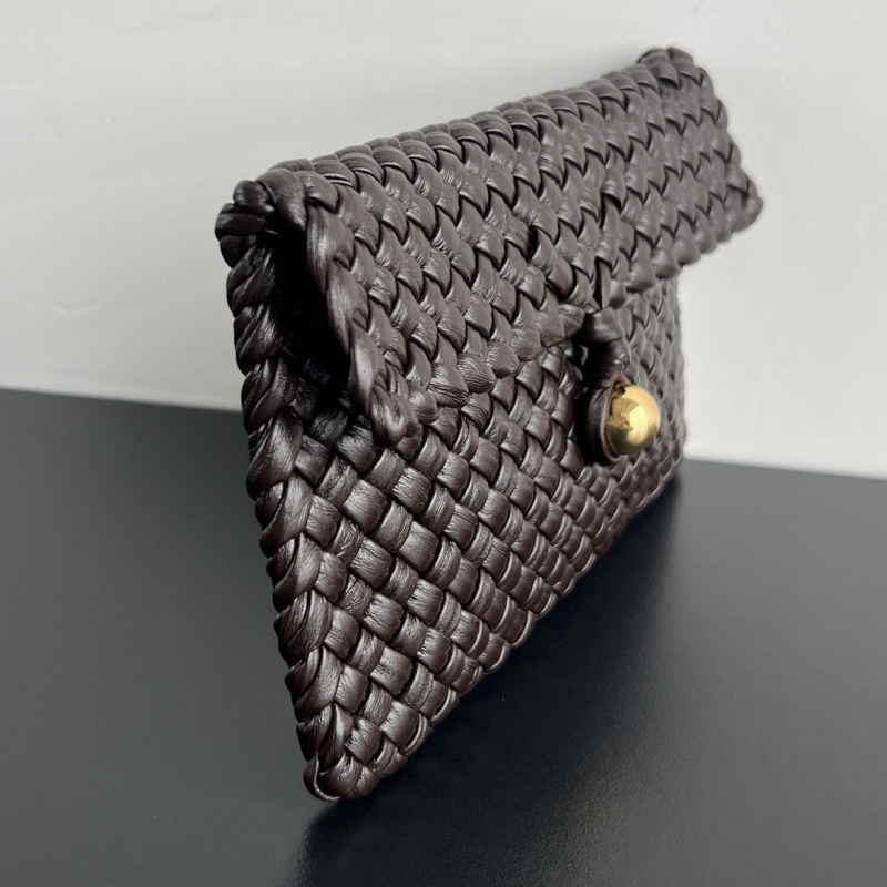Плетеный кожаный клатч с золотым замком Bottega Veneta