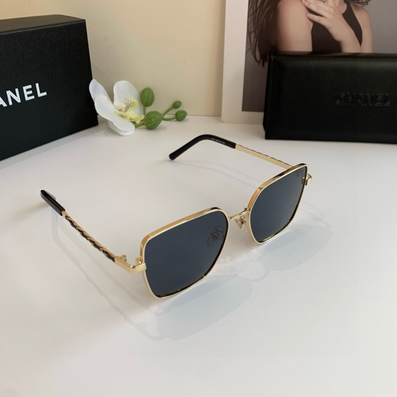 Солнцезащитные очки Chanel в золотой оправе