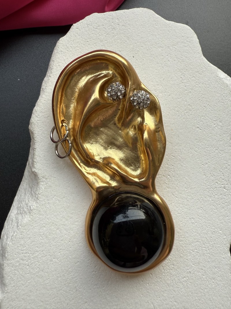 Брошь в форме уха Schiaparelli