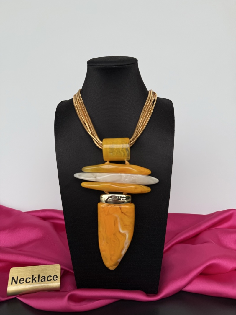 Набор из нескольких слоёв оранжево-белого камня на золотистой цепочке Schiaparelli