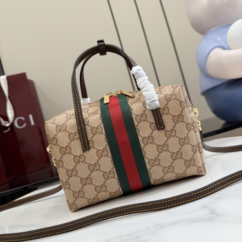 Сумка Gucci с монограммой и красно-зеленой полосой