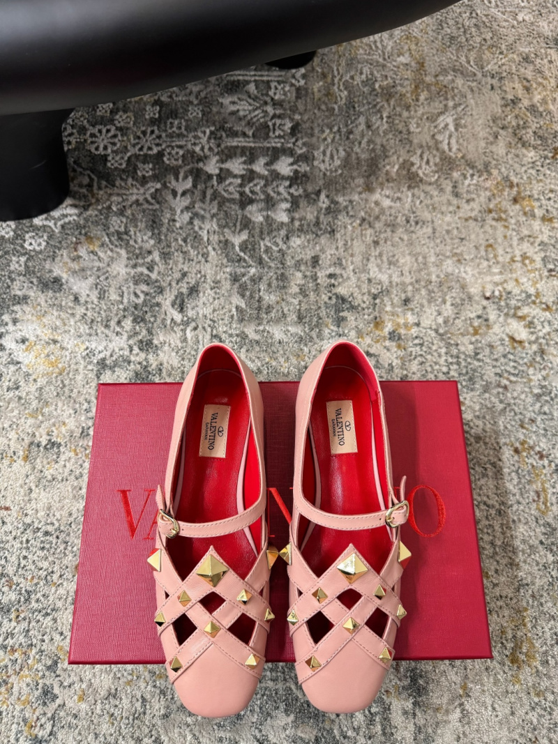 Туфли Valentino Гаравани розовые кожаные с заклепками Valentino Garavani