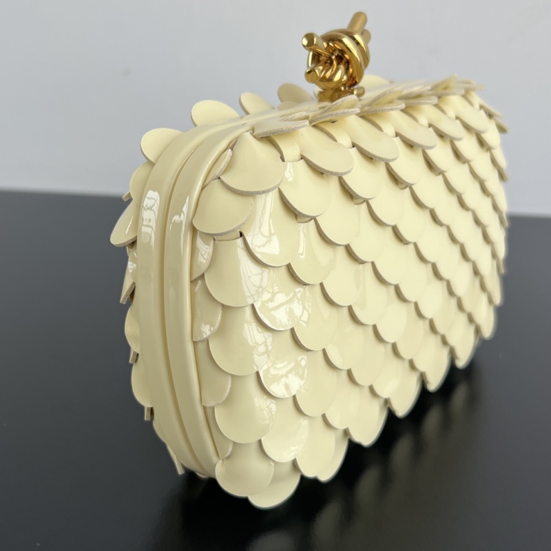 Сумка-клатч Bottega Veneta с чешуйчатым дизайном