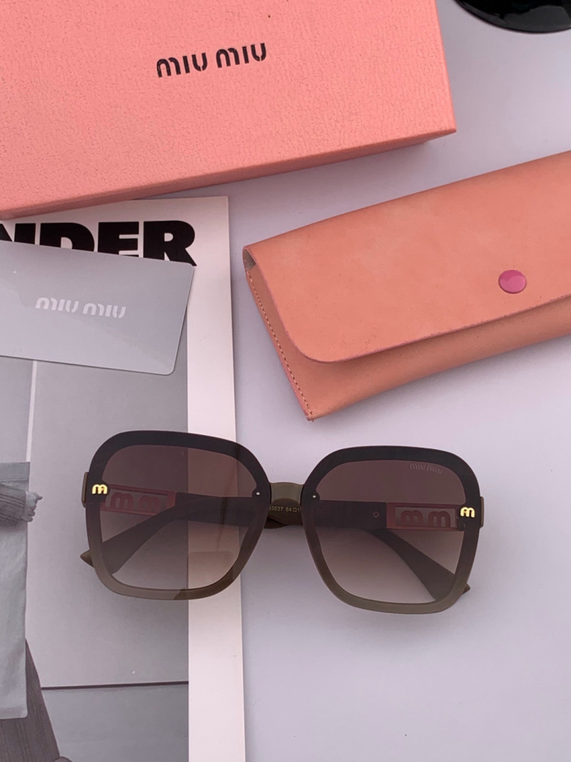 Солнечные очки Miu Miu M4304