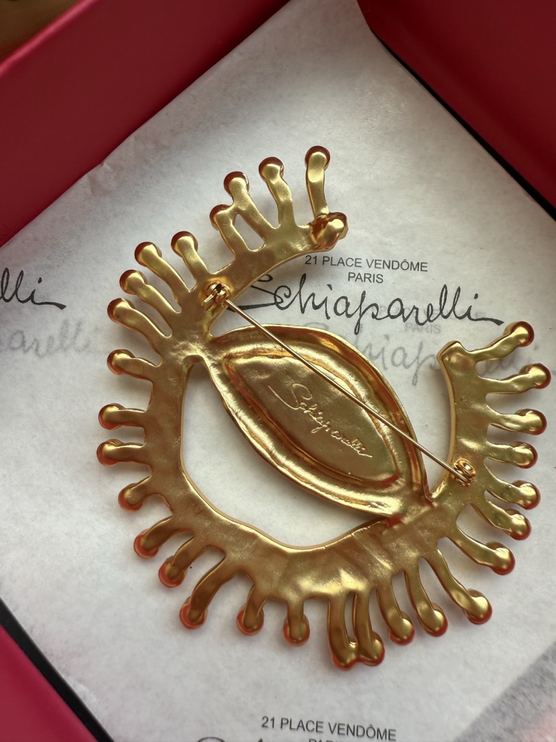 Брошь Schiaparelli в виде глаза