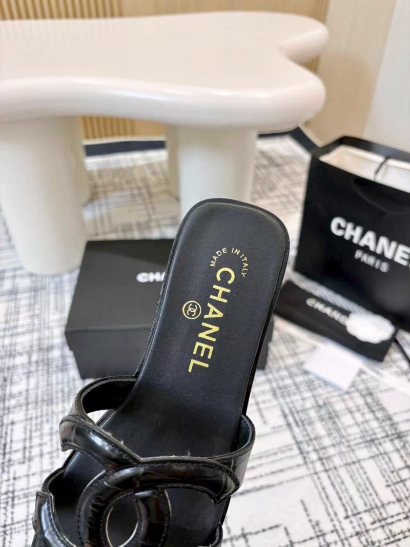 Женские черные сланцы на плоской подошве с кожаным ремешком Chanel