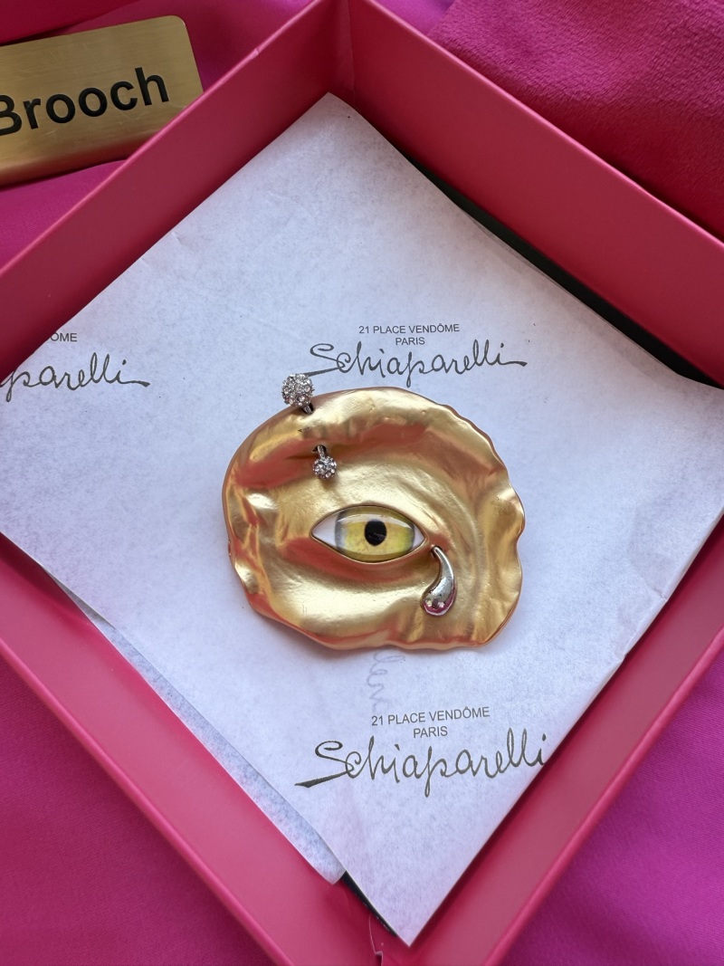 Брошь Schiaparelli с глазом