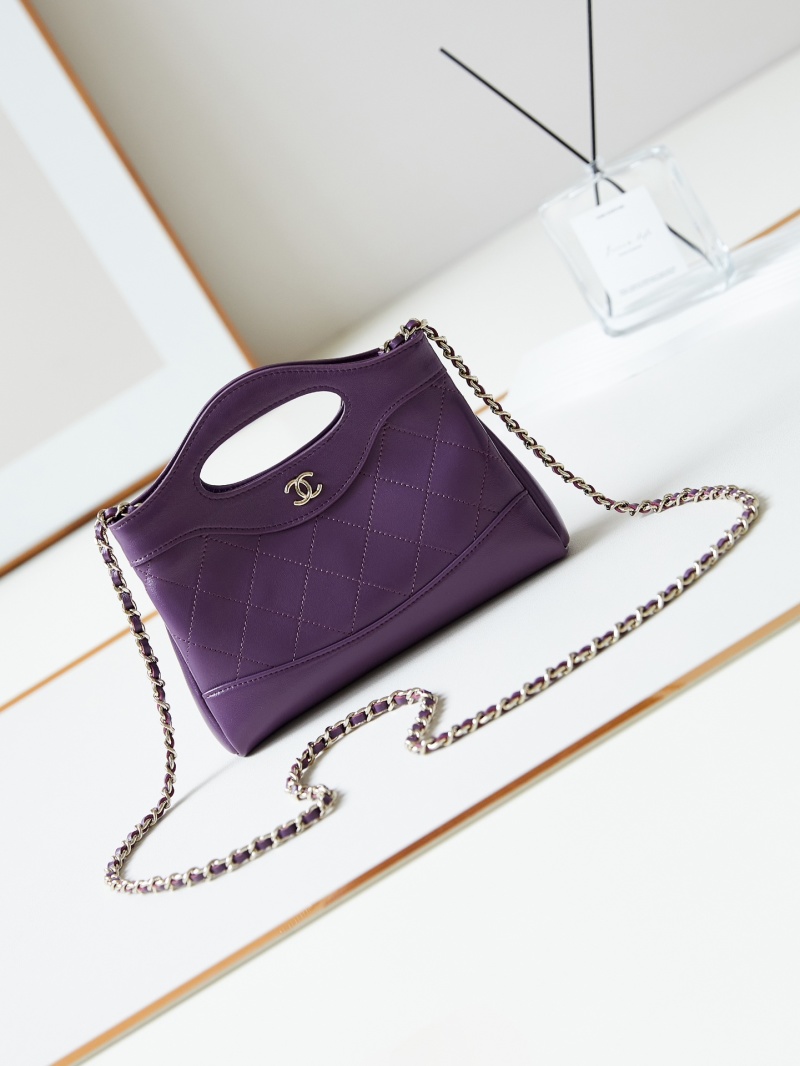 Пурпурная сумка Chanel с декоративной ручкой и цепочным ремнем