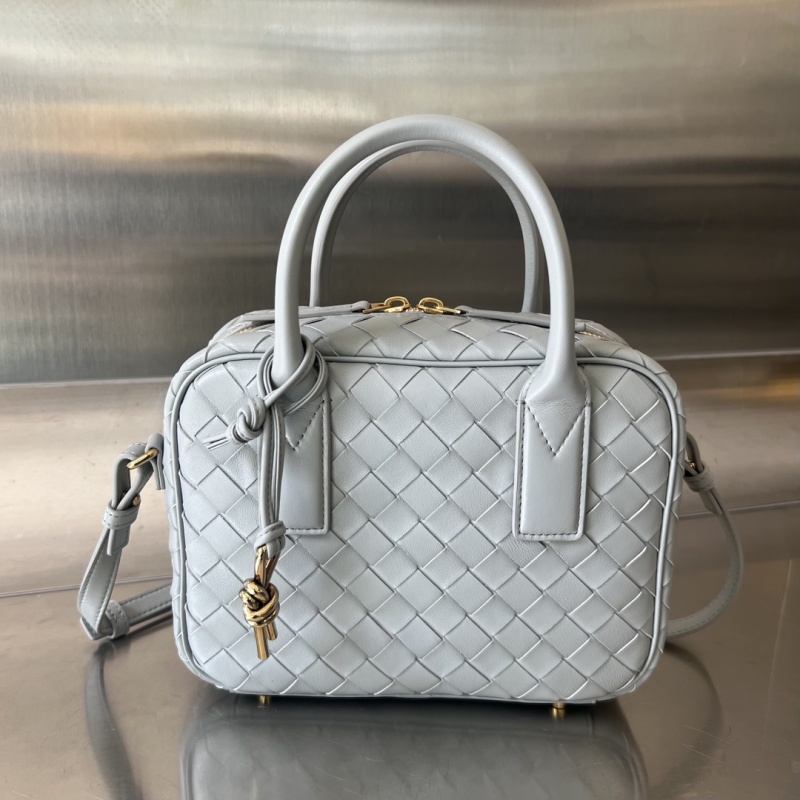 Сумка-багет плетеная серая Bottega Veneta