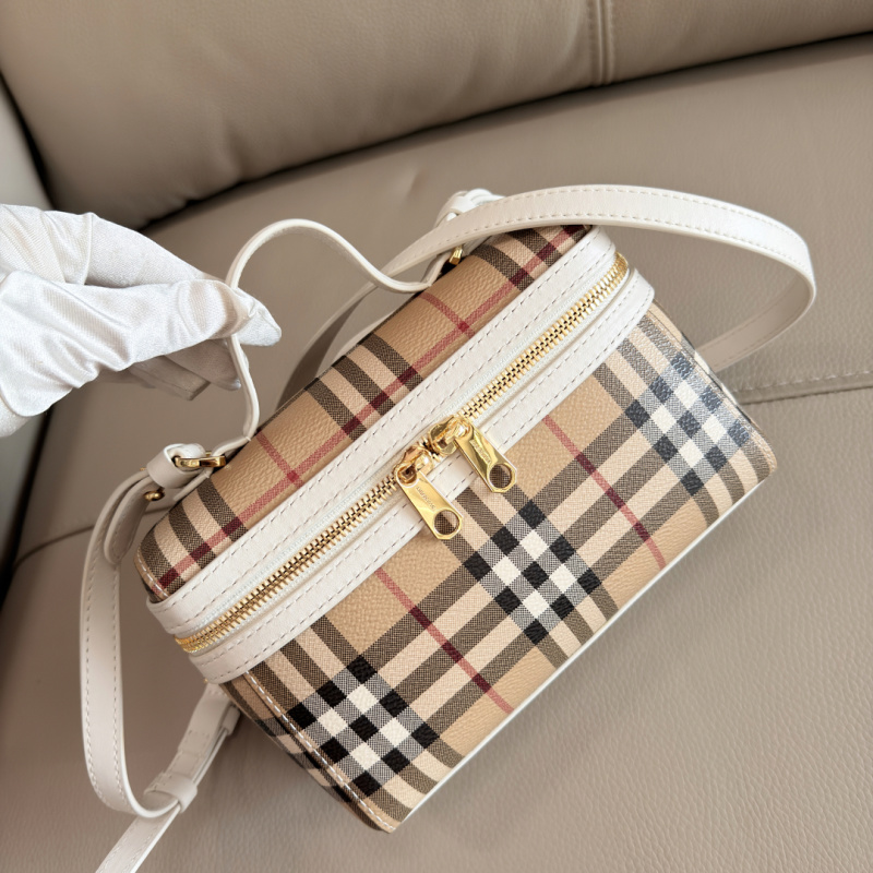 Косметичка-сумка Burberry с клетчатым принтом и ремешком