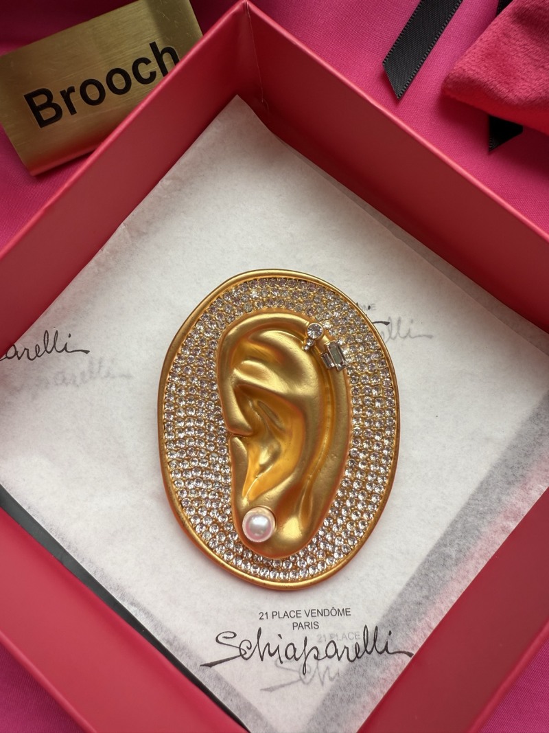 Брошь в виде уха с жемчугом и кристаллами Schiaparelli