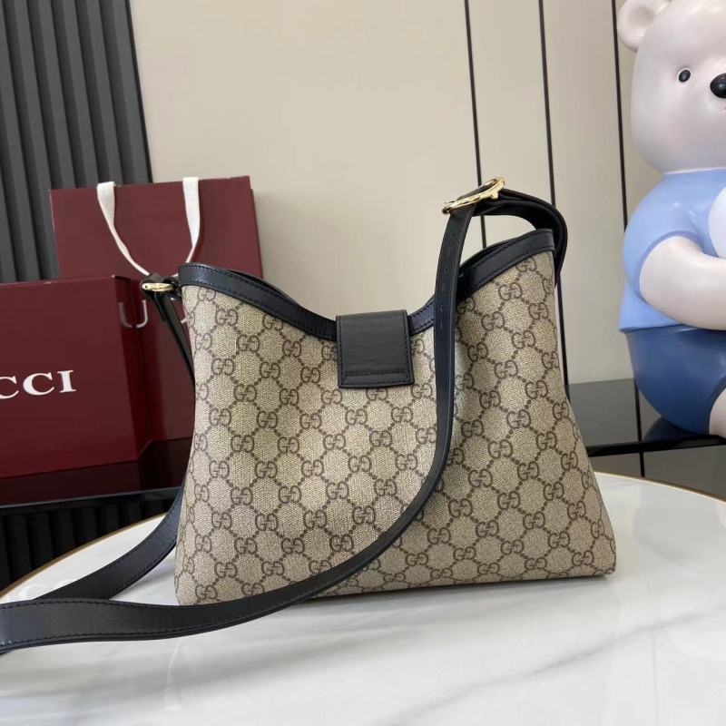 Сумка Gucci с замком и монограммой