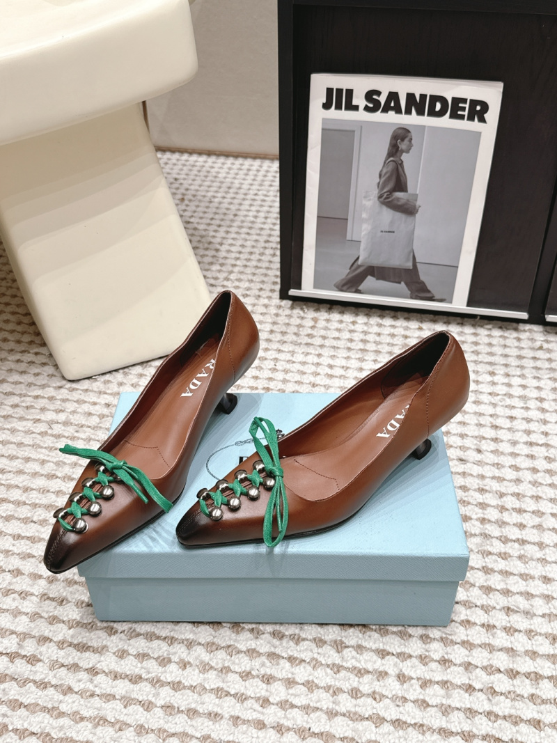 Женские туфли с бантом и заклепками Prada