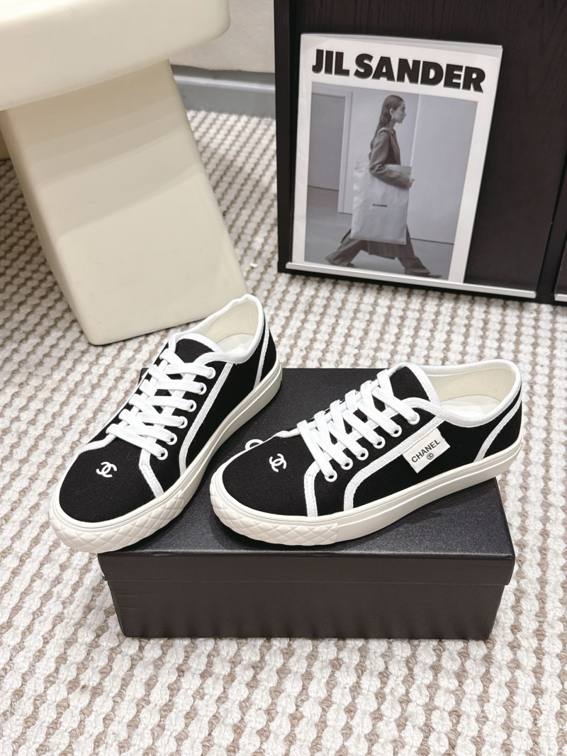 Женские кроссовки Chanel из черной и белой парусины