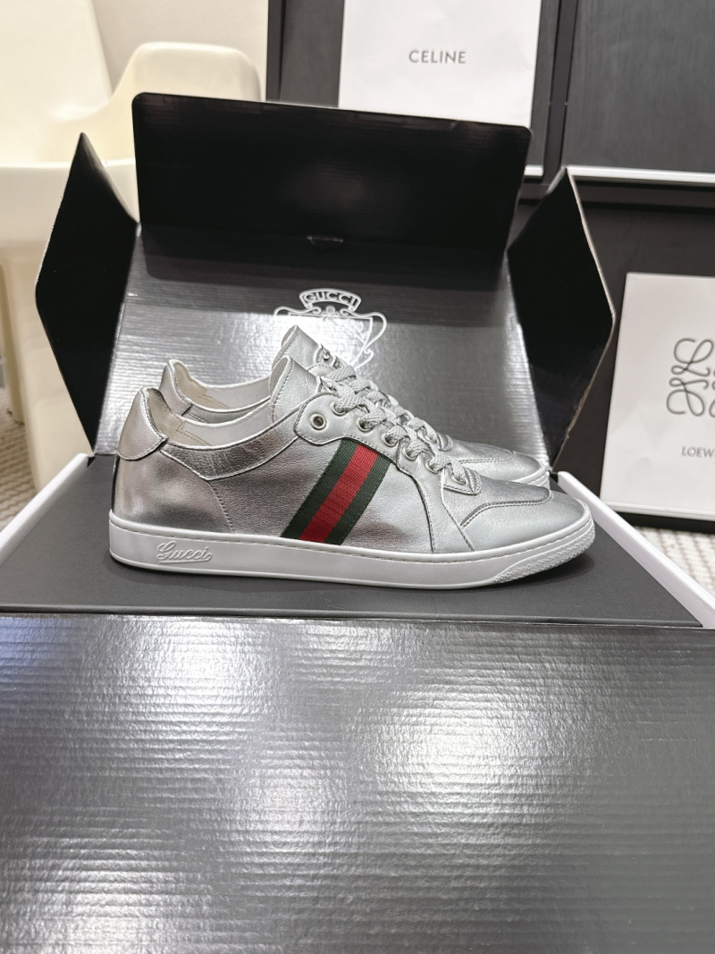 Серебристые кроссовки Gucci с красно-зеленой полосой