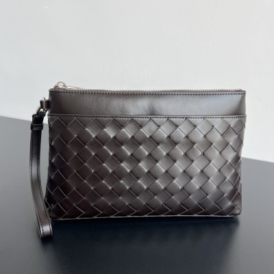 Мужской плетеный кошелек-конверт Bottega Veneta