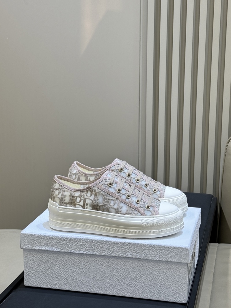 Женские кроссовки с монограммой Dior