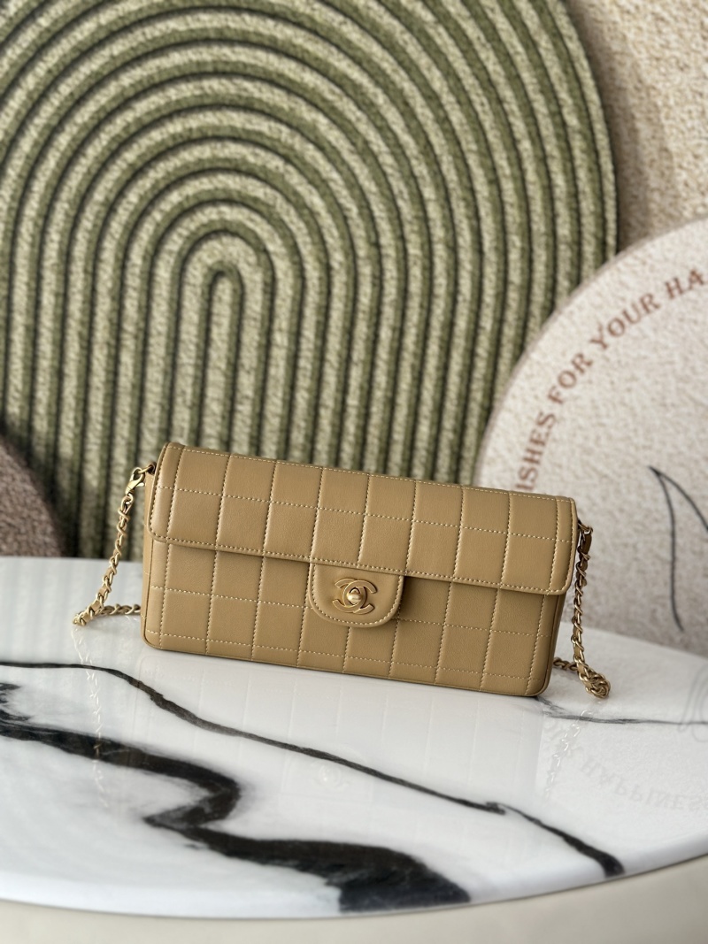 Бежевая сумка Chanel с цепочкой