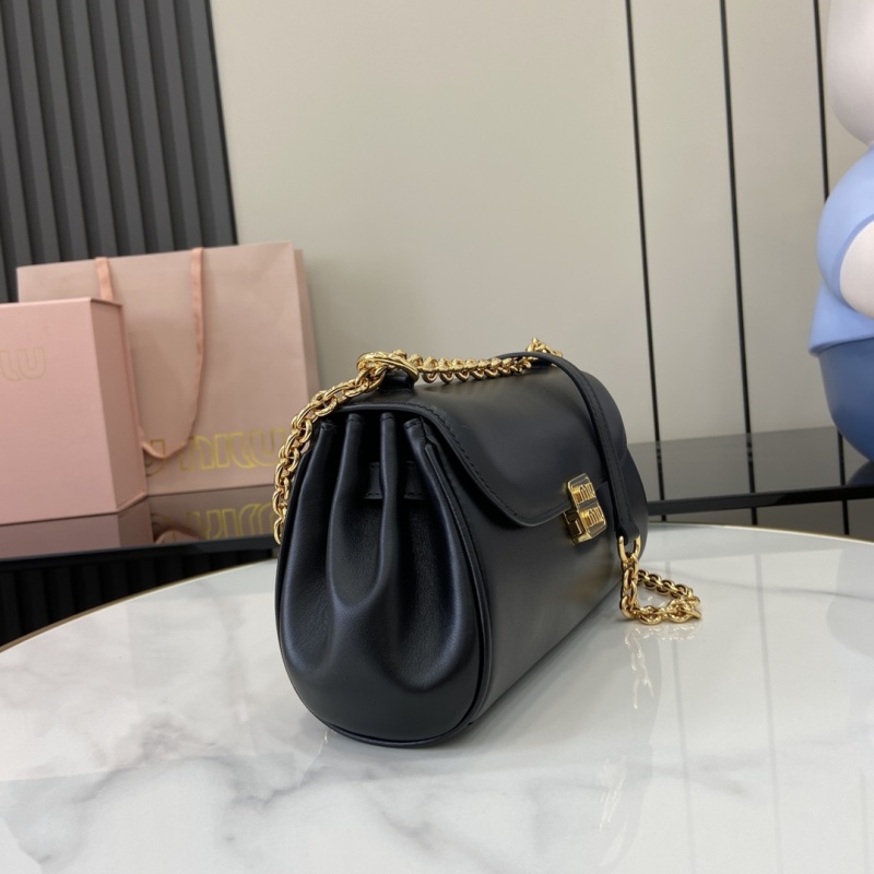 Черная сумка Miu Miu с золотой цепью