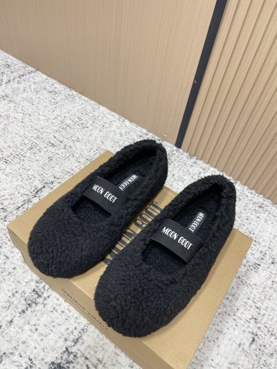Плоские меховые ботинки Moon Boot