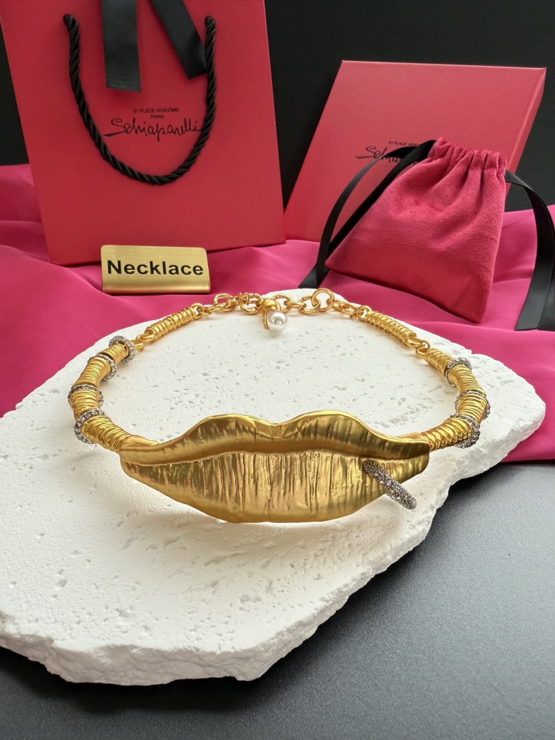 Колье в виде губ Schiaparelli