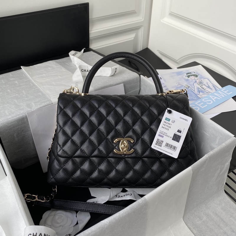 Черная кожаная сумка Chanel с золотым замком