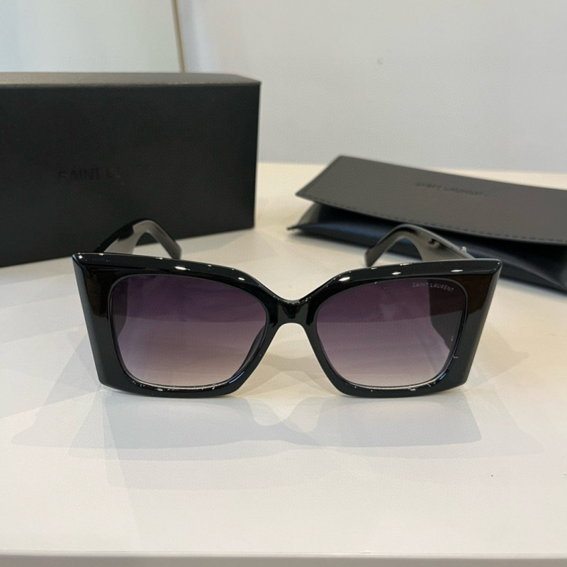 Солнцезащитные очки YSL Saint Laurent черные