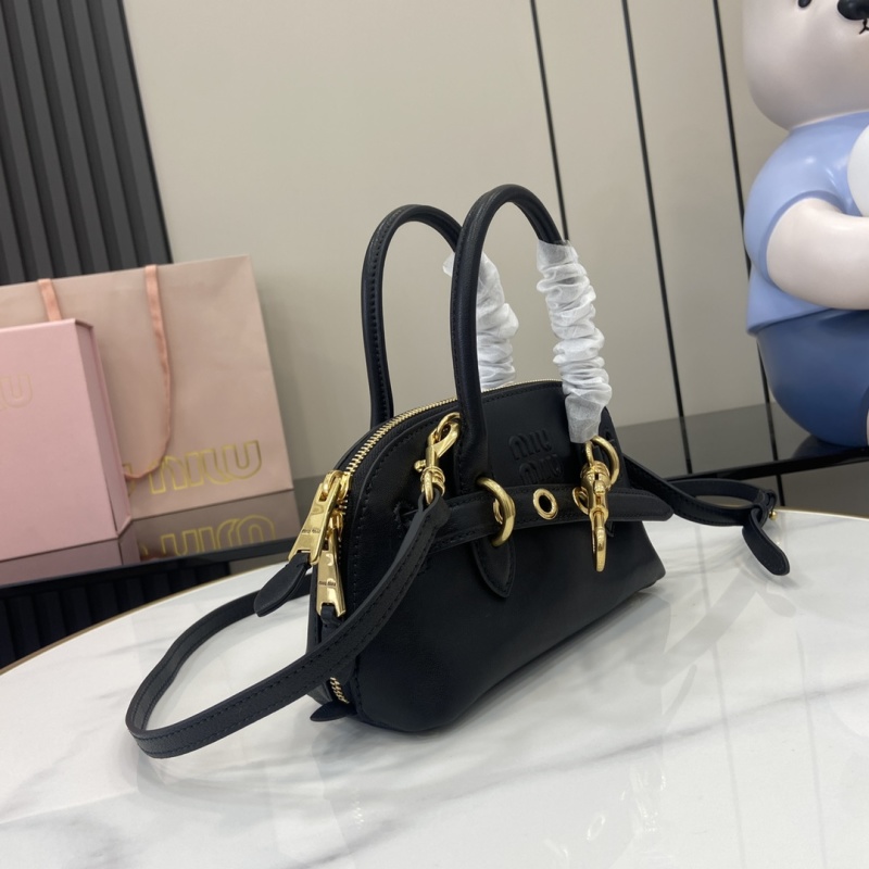Черная сумка Miu Miu с золотой фурнитурой