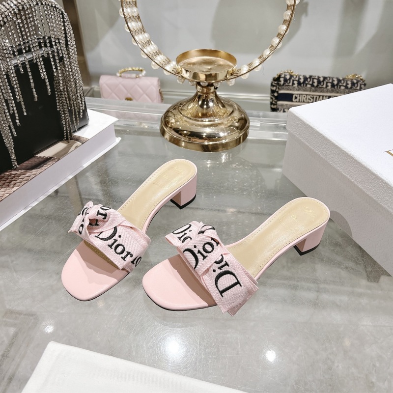 Пастельно-розовые сандалии Dior с вышивкой и бантом